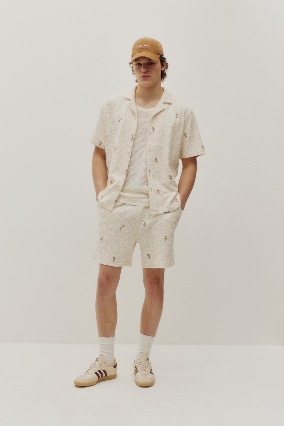 Short brodé à fleurs