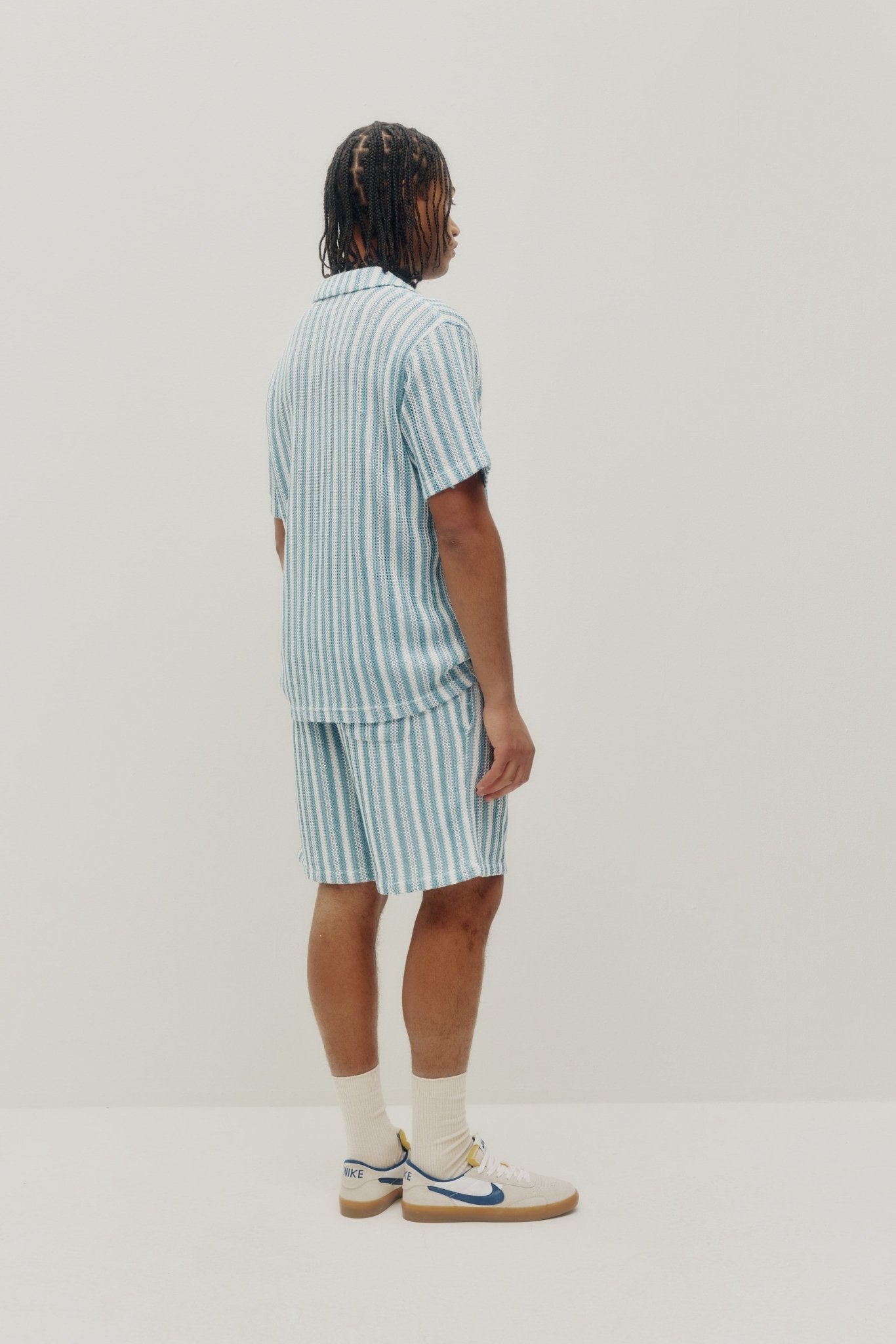 Short rayé au crochet